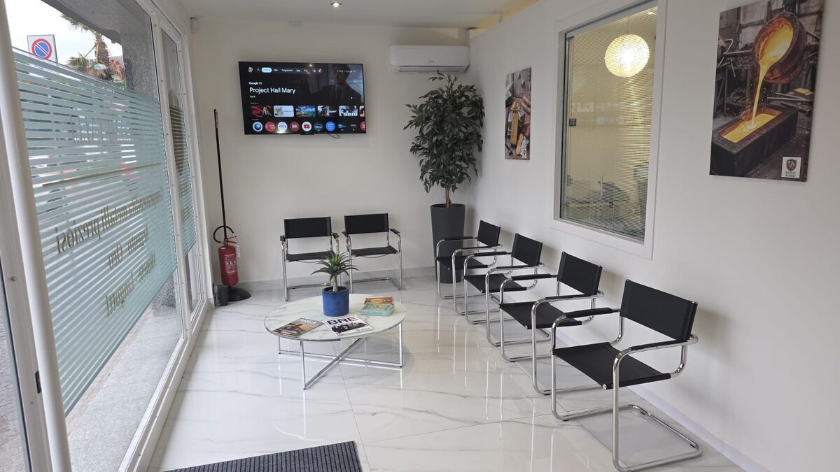 La sala d'attesa di Banco Aureo a Sirmione